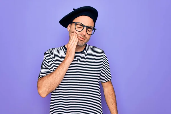 Homem Bonito Com Olhos Azuis Vestindo Camiseta Listrada Boina Francesa — Fotografia de Stock