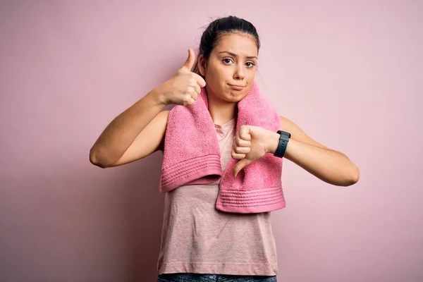 Young Beautiful Brunette Sportswoman Wearing Sportswear Towel Pink Background Doing — Stock Photo, Image