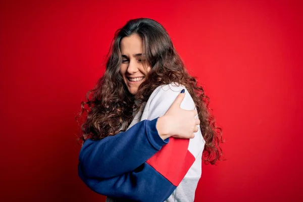 Jonge Mooie Vrouw Met Krullend Haar Dragen Casual Sweatshirt Geïsoleerde — Stockfoto