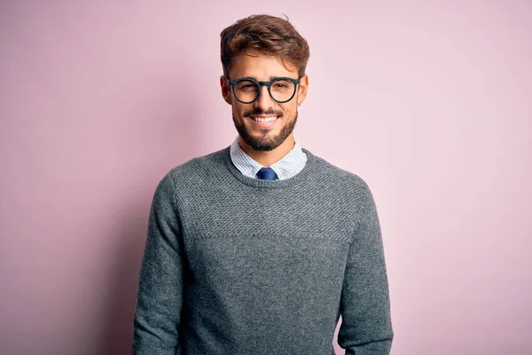 Junger Gutaussehender Mann Mit Bart Brille Und Pullover Vor Rosa — Stockfoto