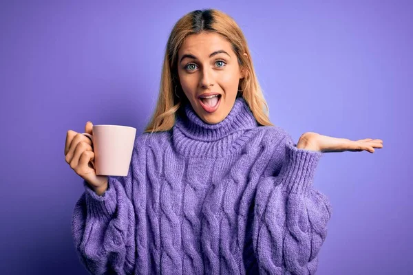 아름답고 금발의 커피를 마시고 있습니다 보라색 위에서 행복하고 흥분된 모습으로 — 스톡 사진