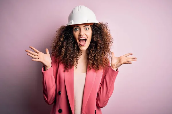 Молодая Красивая Архитектор Женщина Вьющимися Волосами Защитном Шлеме Розовом Фоне — стоковое фото
