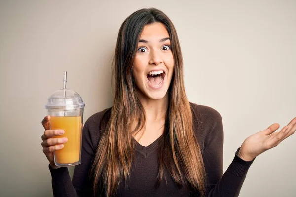 Ung Vacker Flicka Dricka Glas Frisk Apelsinjuice Över Isolerad Vit — Stockfoto