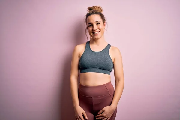 Junge Schöne Blonde Sportlerin Beim Sport Sportbekleidung Vor Rosa Hintergrund — Stockfoto