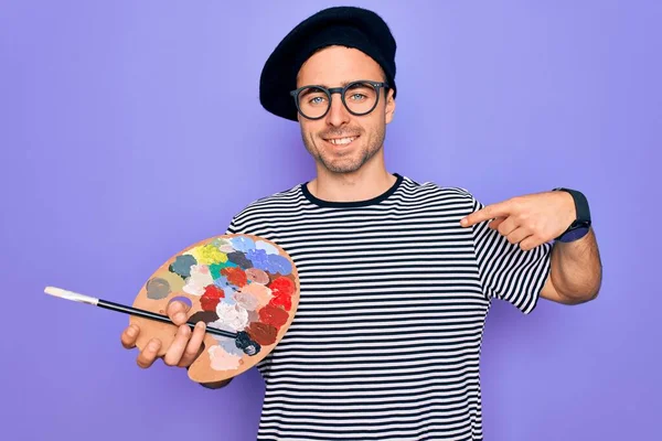 Jeune Artiste Aux Yeux Bleus Portant Béret Français Lunettes Dessin — Photo