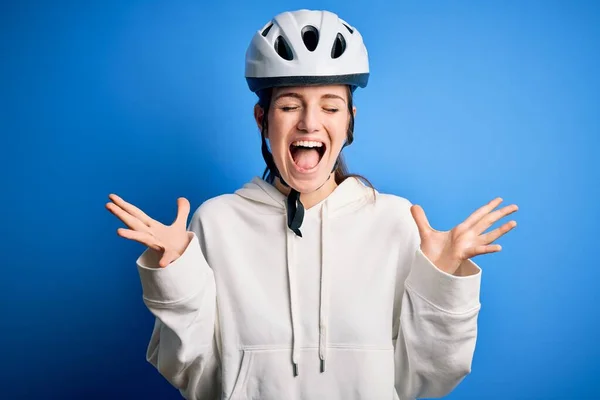 Junge Schöne Rothaarige Radfahrerin Mit Fahrradhelm Vor Isoliertem Blauen Hintergrund — Stockfoto