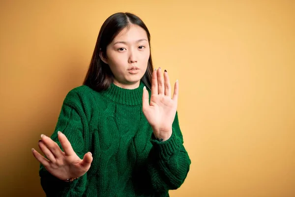 Jovem Bela Mulher Asiática Vestindo Camisola Inverno Verde Sobre Fundo — Fotografia de Stock