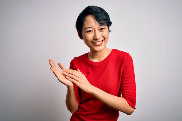 Ung Vacker Asiatisk Flicka Bär Casual Röd Shirt Står Över — Stockfoto