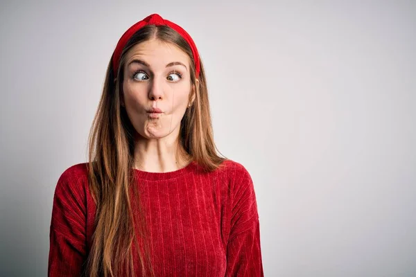 Jonge Mooie Roodharige Vrouw Draagt Rode Casual Trui Diadeem Gele — Stockfoto