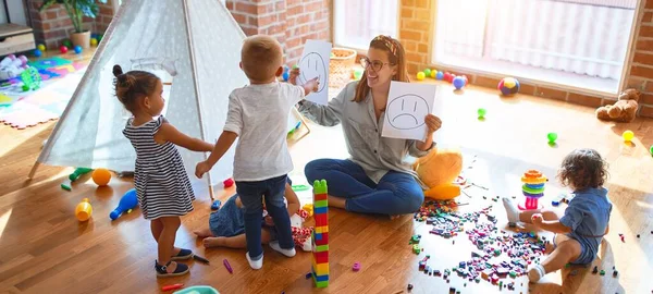 Schöne Psychologin Und Kleinkindgruppe Machen Therapie Mit Emojis Rund Jede — Stockfoto