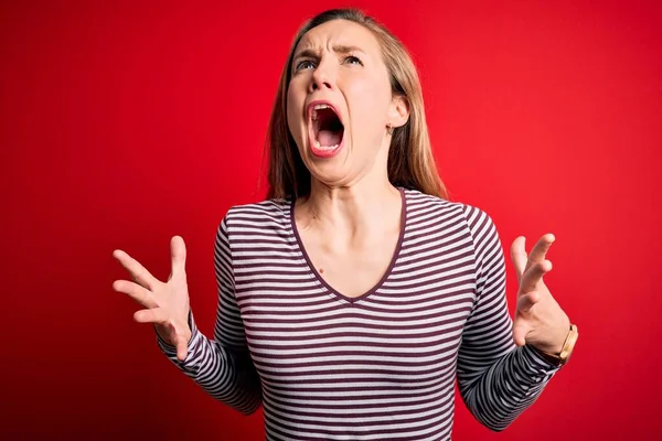 Junge Schöne Blonde Frau Lässig Gestreiftem Shirt Über Isoliertem Rotem — Stockfoto