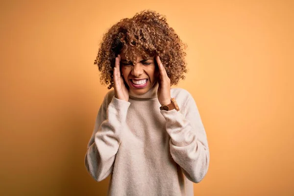 ストレスが原因で頭痛の種に手で黄色の背景にタートルネックセーターを身に着けている若い美しいアフリカ系アメリカ人女性 片頭痛に苦しむ — ストック写真