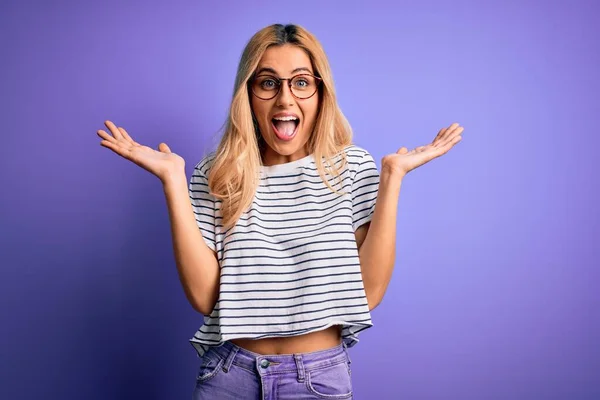 Jovem Mulher Loira Bonita Vestindo Listrado Shirt Óculos Sobre Fundo — Fotografia de Stock