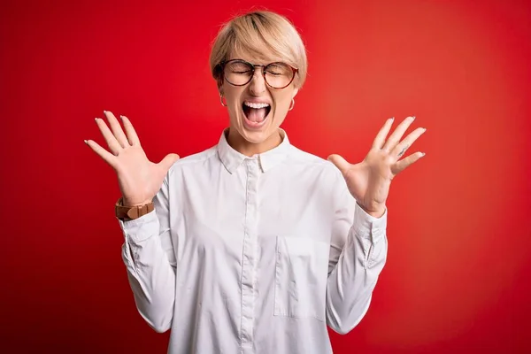 Joven Mujer Negocios Rubia Con Pelo Corto Con Gafas Sobre — Foto de Stock