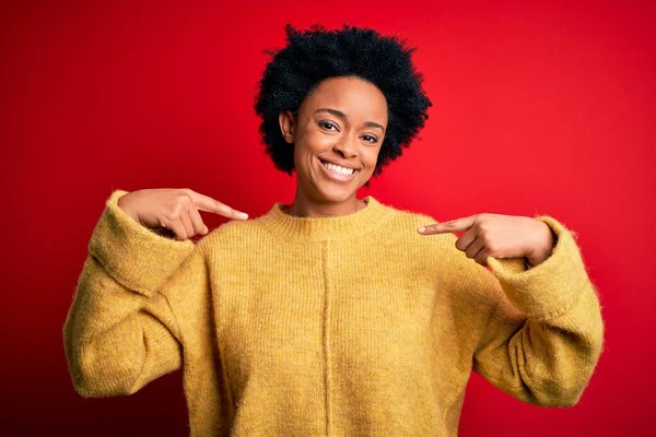 Młoda Piękna Afro Afroamerykanka Kręconymi Włosami Nosząca Luźny Żółty Sweter — Zdjęcie stockowe