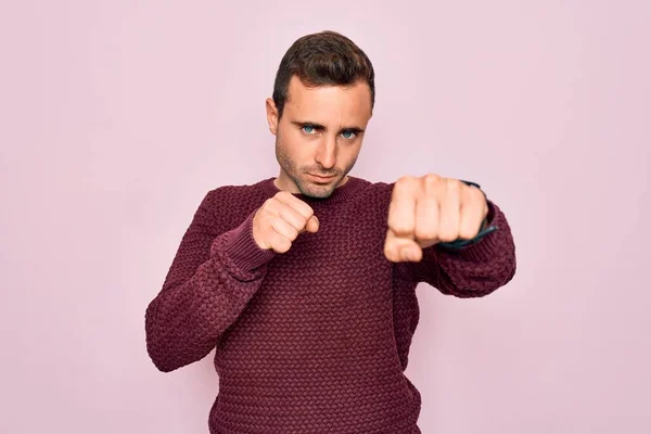 Giovane Bell Uomo Con Gli Occhi Azzurri Che Indossa Maglione — Foto Stock