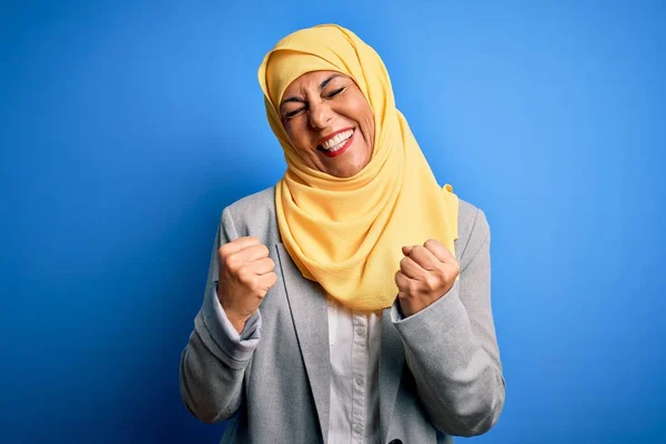 Brünette Geschäftsfrau Mittleren Alters Die Einen Traditionellen Muslimischen Hijab Über — Stockfoto