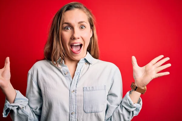 Jonge Mooie Blonde Vrouw Draagt Casual Denim Shirt Geïsoleerde Rode — Stockfoto