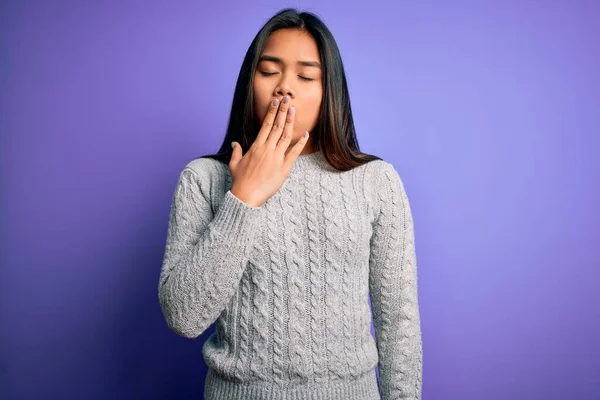 Giovane Bella Ragazza Asiatica Indossa Maglione Casual Piedi Sopra Isolato — Foto Stock