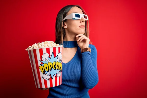 Giovane Donna Bionda Con Occhiali Mangiare Pacchetto Popcorn Guardando Film — Foto Stock