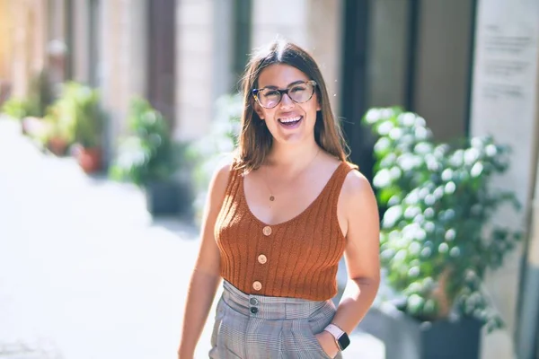 Joven Hermosa Mujer Sonriendo Feliz Confiado Pie Con Sonrisa Cara —  Fotos de Stock