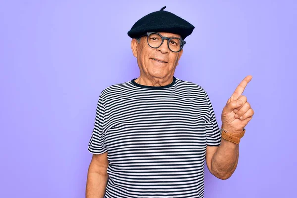 Senior Pohledný Chraptivý Muž Francouzským Baretem Brýlemi Stojící Nad Purpurovým — Stock fotografie