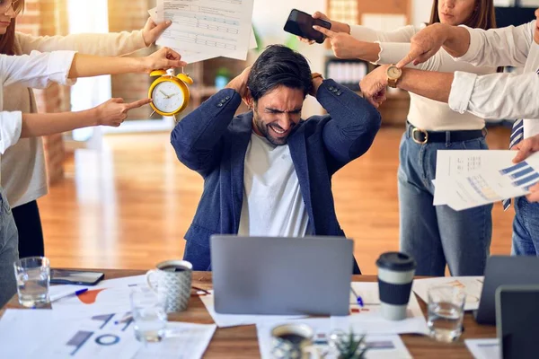 Group Business Workers Working Together Partners Stressing One Them Office — Stockfoto