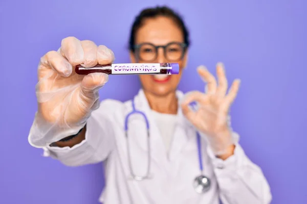 Seniorin Mittleren Alters Ärztin Hält Medice Blutprobe Der Coronavirus Infektion — Stockfoto