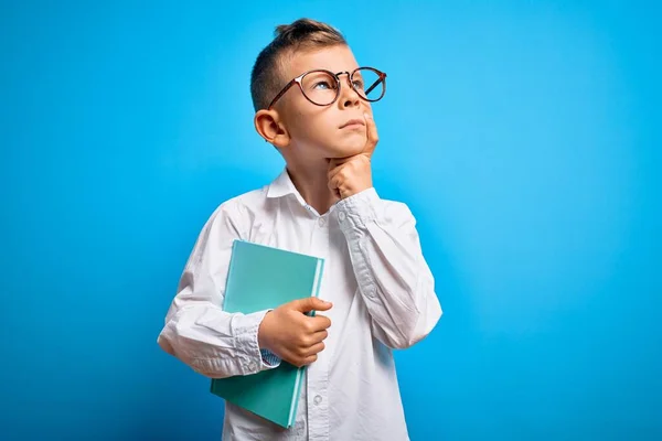 Jeune Enfant Étudiant Caucasien Portant Des Lunettes Intelligentes Tenant Livre — Photo