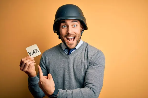手と指で非常に幸せなポインティングと戦争メッセージとリマインダー紙を保持軍のヘルメットを身に着けているハンサムなビジネスマン — ストック写真