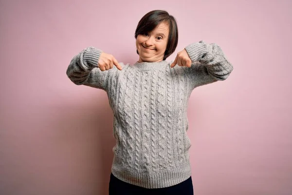 Młoda Kobieta Zespołem Downa Ubrana Luźny Sweter Odosobnionym Tle Wyglądająca — Zdjęcie stockowe