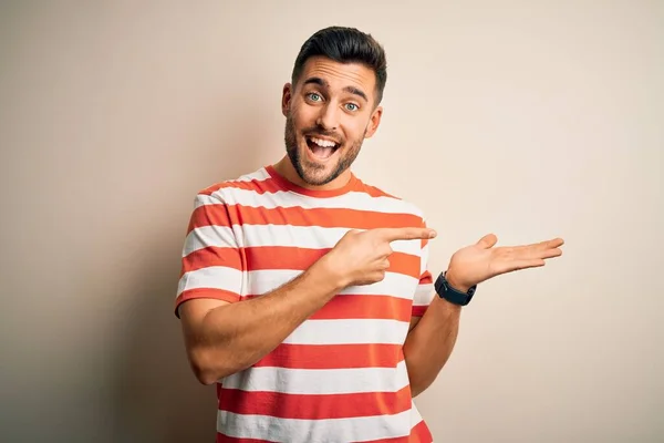 Jovem Bonito Homem Vestindo Casual Listrado Shirt Sobre Isolado Branco — Fotografia de Stock