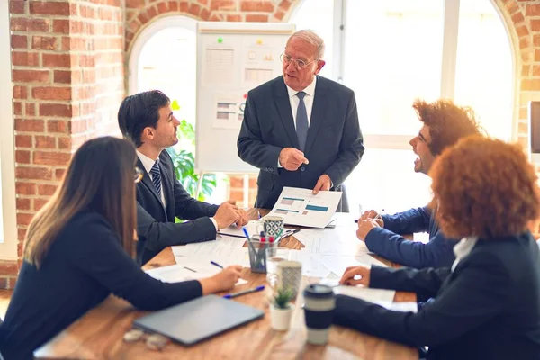 Grupo Trabajadores Empresariales Que Trabajan Juntos Una Reunión Escuchando Uno — Foto de Stock