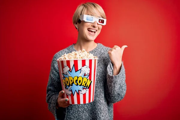 Fiatal Szőke Rövid Haj Visel Film Szemüveg Eszik Popcorn Moziban — Stock Fotó