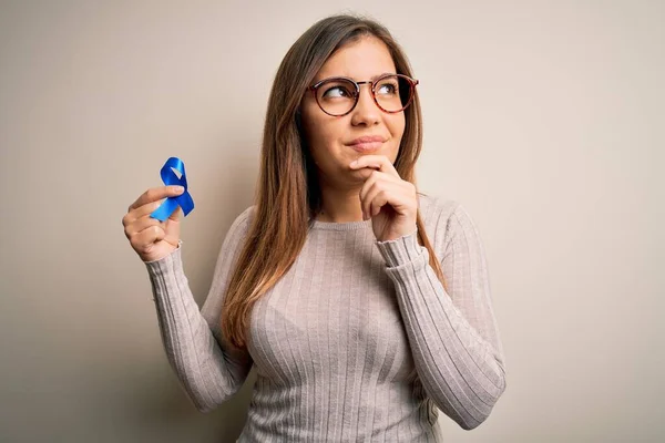 Jovem Loira Segurando Consciência Câncer Próstata Fazendo Campanha Azul Fita — Fotografia de Stock