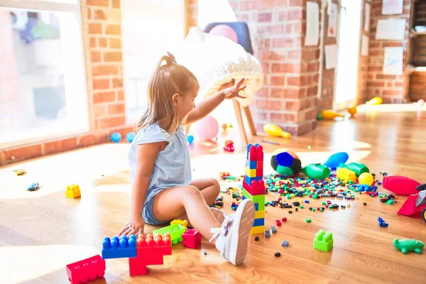 Genç Güzel Sarışın Kız Anaokulunda Oyuncaklarla Oyun Oynuyor Gülümsüyor Evde — Stok fotoğraf