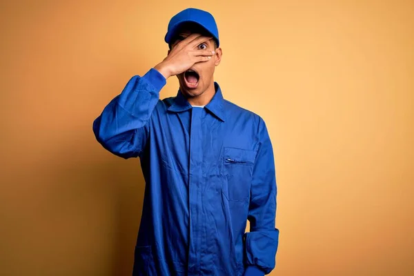 Jonge Afro Amerikaanse Monteur Draagt Blauw Uniform Pet Gele Achtergrond — Stockfoto