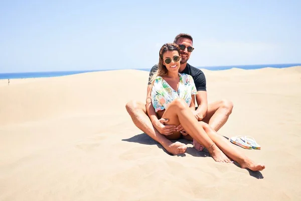 Jovem Casal Bonito Sorrindo Feliz Confiante Sentado Com Sorriso Rosto — Fotografia de Stock