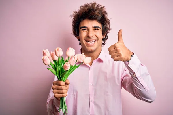 Giovane Bell Uomo Che Tiene Fiori Piedi Sopra Isolato Sfondo — Foto Stock