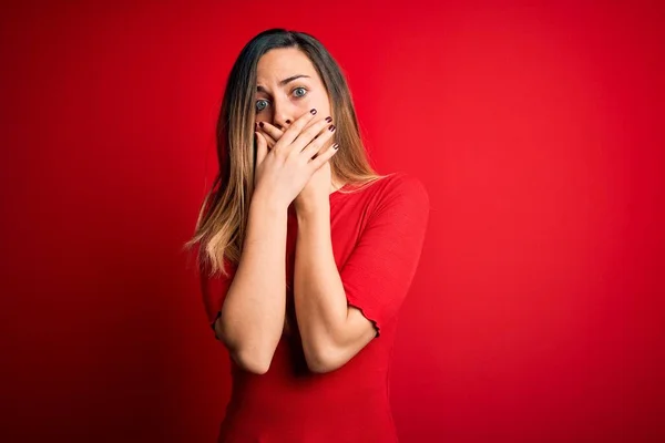 Junge Schöne Blonde Frau Mit Blauen Augen Lässigem Shirt Vor — Stockfoto