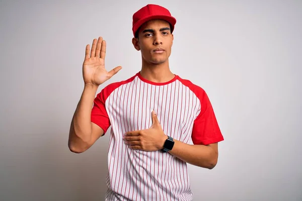 기사보기 잘생긴 아프리카 미국인 선수가 티셔츠를 손바닥에 맹세하는 모자를 서약을 — 스톡 사진