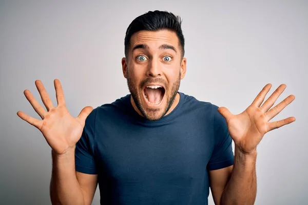 Homem Bonito Jovem Vestindo Camiseta Casual Sobre Fundo Branco Isolado — Fotografia de Stock