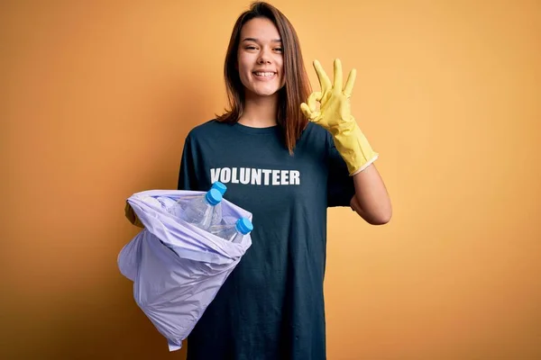 Beautiful Volunteer Girl Caring Environment Doing Volunteering Holding Bag Rubish — Stock Photo, Image