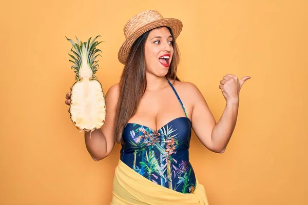 Junge Hispanische Frau Mit Sommermütze Und Badeanzug Die Tropische Ananas — Stockfoto