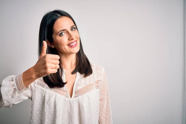 Młoda Brunetka Niebieskimi Oczami Nosząca Luźną Koszulkę Białym Tle Robiąca — Zdjęcie stockowe