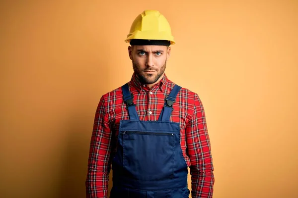 Homem Jovem Construtor Vestindo Uniforme Construção Capacete Segurança Sobre Fundo — Fotografia de Stock