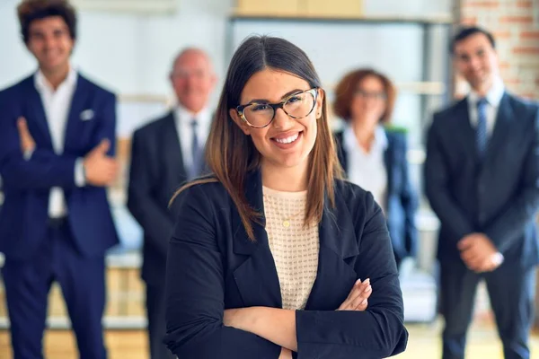 Groupe Travailleurs Affaires Souriant Heureux Confiant Dans Une Réunion Debout — Photo