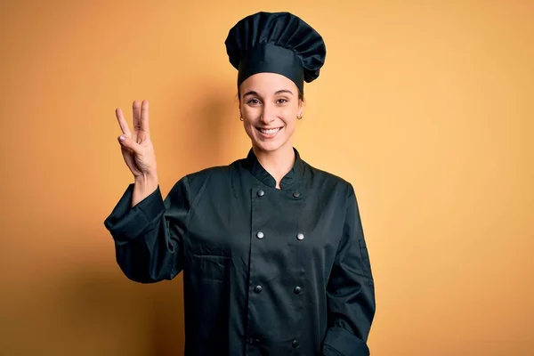 Jovem Bela Chef Mulher Vestindo Uniforme Fogão Chapéu Sobre Fundo — Fotografia de Stock