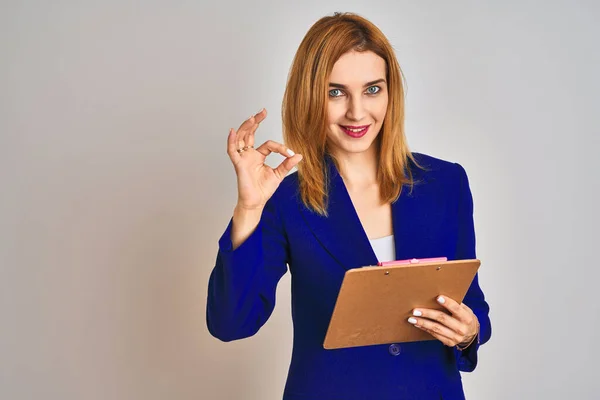 Roodharige Bedrijf Blanke Vrouw Houden Klembord Geïsoleerde Achtergrond Doet Teken — Stockfoto