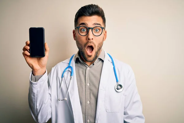 Joven Médico Con Estetoscopio Que Muestra Pantalla Del Teléfono Inteligente — Foto de Stock